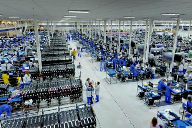 Samsung Bernaung di bawah perusahaan PT Samsung Electronics Indonesia, pabrik ponsel Samsung berlokasi di kawasan industri Jababeka, Cikarang, Jawa Barat. Dikutip dari berbagai sumber, Samsung menggelontorkan dana investasi senilai USD20 juta sampai 23 juta atau setara Rp361,5 miliar (kurs saat ini). Pabrik ponsel Samsung di Cikarang diresmikan pada tahun 2015, memiliki hingga 14 line produksi dengan kapasitas sampai 1,5 juta unit per bulan atau setidaknya mencapai 10 juta unit per tahun. Oppo Brand asal China, Oppo memiliki fasilitas pabrik yang luas di Indonesia. Oppo telah membangun pabrik baru di kawasan Periuk, Kota Tangerang seluas 10 hektar yang sudah beroperasi sejak Agustus tahun lalu. Dalam hal perekrutan tenaga kerja, vendor asal China ini menjalin kerja sama dengan Bursa Kerja Khusus (BKK) Kota Tangerang yang menaungi sekitar 40 sekolah di wilayah kota Tangerang, dimana tenaga kerja yang diserap 35 persennya meliputi tenaga kerja pada wilayah kota Tangerang. Gak cuma Oppo saja, fasilitas manufaktur ini pun menggarap smartphone dari Realme.  Vivo Vivo juga mempunyai pabrik perakitan ponsel sendiri di Indonesia, lokasinya di Cikupa, Tangerang. Fasilitas ini dibuka pada Maret 2016 lalu, dan menjadi pusat produksi pertama Vivo di Asia Tenggara. Bukan cuma itu, pabrik di Indonesia menjadi salah satu dari tiga pabrik Vivo terbesar di dunia, selain di China dan India. Saat ini, kapasitas produksi Vivo sudah mencapai ratusan ribu unit per bulan, demikian pula dengan jumlah karyawan yang meningkat sejak dibuka pada 2016 silam. Xiaomi Xiaomi menggandeng PT Sat Nusapersada (Satnusa) untuk memproduksi ponsel keluaran terbarunya. Fasilitas ini berada di daerah Lubuk Baja, Kota Batam, Kepulauan Riau, dekat wilayah pemukiman penduduk. Di pabrik tersebut, Xiaomi telah mempekerjakan lebih dari 1.000 karyawan yang ditempatkan pada bagian perakitan, pengemasan, hingga quality control. Adapun untuk kapasitas produksinya, berdasarkan data tahun 2019, pabrik perakitan Xiaomi mampu memproduksi sampai 700 ribu unit per bulan. Smartphone keluaran Poco dan Redmi juga dirakit di fasilitas pabrik satu ini. Infinix, Tecno, dan Itel Infinix, Tecno, dan Itel merupakan brand yang berada di bawah naungan Transsion Holdings, perusahaan asal Hong Kong. Dari penelusuran, Infinix merakit ponselnya di fasilitas pabrik PT Adhi Reka Mandiri (ARM) yang berlokasi di Delta Silicon, Cikarang, Jawa Barat. Sementara beberapa ponsel Infinix, kemudian smartphone Tecno dan Itel, dirakit pada fasilitas manufaktur milik PT Yifang Indonesia yang berada di kawasan Cikupa, Tangerang. Sharp Sharp merupakan perusahaan elektronik asal Jepang dengan fasilitas pabrik yang luas. Berlokasi di Karawang International Industrial City (KIIC), Karawang, Jawa Barat, pabrik ini memiliki luas total 33 hektar. Dikutip dari beberapa sumber, pabrik Sharp ini memiliki jumlah karyawan sampai 3.000 orang. Gak cuma untuk merakit smartphone, di pabrik ini Sharp juga memproduksi lemari es, AC, mesin cuci, dan TV. Asus Sama seperti Xiaomi, Asus juga menggandeng Satnusa sebagai mitra untuk merakit smartphone-nya di Indonesia. Gak cuma smartphone, bersama Sat Nusa juga, Asus memproduksi laptop untuk pasaran Indonesia di fasilitas manufaktur yang terletak di Batam tersebut. Advan Pabrik Advan berlokasi di Semarang, dimana pabrik ini juga sempat disebut oleh capres nomor urut 3, Ganjar Pranowo. Pabrik Advan yang berada di bawah naungan PT Bangga Teknologi Indonesia memiliki luas 15 ribu persegi di kawasan industri Candi Kota, Semarang, Jawa Tengah. Pabrik ini sanggup memproduksi 30 ribu unit ponsel per harinya. Selain Advan, HMD Indonesia yang memegang hak merek atas ponsel Nokia, juga merakit feature phone mereka di fasilitas ini. Tidak ada pabrik Apple di Indonesia Dari semua merek ponsel di atas, hanya Apple yang tidak memiliki fasilitas pabrik di Indonesia. iPhone, iPad, dan produk Apple lain yang dijual di Indonesia dibuat di China dan diimpor ke Indonesia. Perusahaan asal Cupertino, Amerika Serikat (AS) ini mengandalkan TKDN jalur investasi untuk bisa memasarkan produknya di tanah air. Menurut Ismail selaku Dirjen SDPPI Kementerian Komunikasi dan Informatika (Kominfo), Apple punya program Apple Academy yang diperhitungkan sebagai bagian dari TKDN.