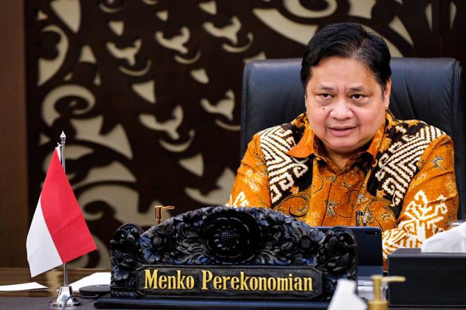 Menteri Koordinator Perekonomian (Menko Perekonomian) memiliki peran yang sangat penting dalam mengatur dan mengoordinasikan berbagai kebijakan perekonomian di Indonesia. Dalam konteks global yang dinamis dan tantangan ekonomi yang terus berkembang, peran Menko Perekonomian semakin krusial. Artikel ini bertujuan untuk memberikan informasi terkini mengenai posisi dan kebijakan Menko Perekonomian Indonesia, termasuk analisis tentang kebijakan yang sedang diterapkan, tantangan yang dihadapi, serta rencana strategis ke depan. Dengan pemahaman yang mendalam tentang informasi Menko Perekonomian terkini, pembaca diharapkan dapat mengapresiasi berbagai upaya yang dilakukan untuk mendorong pertumbuhan ekonomi dan meningkatkan kesejahteraan masyarakat. 1. Peran dan Tanggung Jawab Menko Perekonomian Menko Perekonomian memiliki beragam peran dan tanggung jawab yang sangat vital dalam konteks pengelolaan perekonomian negara. Secara umum, Menko Perekonomian bertugas untuk merumuskan dan mengkoordinasikan kebijakan ekonomi, yang mencakup sektor-sektor seperti industri, perdagangan, investasi, dan keuangan. Dalam praktiknya, peran ini mencakup beberapa hal penting. Pertama, Menko Perekonomian bertanggung jawab dalam menyusun roadmap ekonomi yang mencakup visi dan misi pembangunan ekonomi jangka pendek dan panjang. Hal ini meliputi analisis terhadap situasi ekonomi domestik dan global, serta menentukan langkah-langkah strategis yang perlu diambil untuk mencapai tujuan tersebut. Dalam setiap kebijakan yang dirumuskan, pihak Menko Perekonomian harus memperhatikan berbagai faktor, seperti inflasi, pengangguran, dan pertumbuhan ekonomi. Kedua, Menko Perekonomian berkoordinasi dengan kementerian dan lembaga lain untuk memastikan setiap kebijakan dapat diimplementasikan secara sinergis. Hal ini penting untuk menghindari tumpang tindih kebijakan dan memastikan bahwa semua sektor ekonomi bergerak dalam arahan yang sama. Misalnya, kebijakan yang berkaitan dengan reformasi struktural perlu melibatkan kementerian lain seperti Kementerian Perindustrian dan Kementerian Perdagangan. Ketiga, Menko Perekonomian juga berperan dalam mengatur dan mendukung investasi, baik dari dalam maupun luar negeri. Dalam konteks ini, Menko Perekonomian harus menciptakan iklim investasi yang kondusif, dengan menyederhanakan prosedur perizinan dan memberikan insentif untuk menarik investor. Selain itu, Menko Perekonomian juga bertugas untuk mempromosikan produk dan jasa Indonesia di pasar internasional. Keempat, Menko Perekonomian harus bisa merespon secara cepat terhadap perubahan kondisi ekonomi, baik domestik maupun global. Dalam situasi krisis, seperti pandemi COVID-19 yang melanda dunia, peran Menko Perekonomian menjadi sangat krusial dalam merumuskan kebijakan pemulihan ekonomi, seperti program bantuan sosial, stimulus fiskal, dan kebijakan moneter. Dengan demikian, peran dan tanggung jawab Menko Perekonomian mencakup berbagai aspek yang saling berkaitan dan mempengaruhi satu sama lain. Dalam konteks perekonomian yang semakin kompleks, peran ini menjadi semakin penting dalam menjaga stabilitas dan pertumbuhan ekonomi Indonesia. 2. Kebijakan Ekonomi Terkini yang Diterapkan Kebijakan ekonomi yang diterapkan oleh Menko Perekonomian Indonesia pada saat ini sangat dipengaruhi oleh kondisi perekonomian global dan domestik yang terus berubah. Salah satu kebijakan penting yang tengah diterapkan adalah program pemulihan ekonomi nasional (PEN) yang bertujuan untuk memulihkan ekonomi pasca-pandemi COVID-19. Program ini mencakup berbagai inisiatif untuk mendukung sektor-sektor yang paling terdampak, seperti UMKM, pariwisata, dan transportasi. Salah satu fokus utama dari kebijakan PEN adalah pemberian bantuan sosial kepada masyarakat yang terkena dampak langsung dari pandemi. Hal ini bertujuan untuk memastikan bahwa masyarakat tetap memiliki daya beli dan dapat bertahan selama masa sulit ini. Selain itu, program ini juga menyediakan dukungan bagi pelaku usaha, seperti pinjaman tanpa bunga dan subsidi gaji, yang diharapkan dapat menjaga kelangsungan usaha dan meminimalisir angka pengangguran. Selain program PEN, Menko Perekonomian juga mengeluarkan kebijakan untuk mendorong investasi di sektor infrastruktur. Dengan meningkatkan investasi di infrastruktur, diharapkan dapat menciptakan lapangan kerja baru serta meningkatkan konektivitas antar daerah. Salah satu inisiatif yang diambil adalah kerja sama dengan sektor swasta untuk membangun proyek-proyek infrastruktur strategis, seperti jalan tol, pelabuhan, dan bandara. Kebijakan lainnya yang juga menjadi perhatian Menko Perekonomian adalah pengembangan industri 4.0. Dalam menghadapi era digital, Indonesia perlu beradaptasi dengan cepat agar tidak tertinggal dari negara lain. Oleh karena itu, Menko Perekonomian mendorong transformasi digital pada berbagai sektor, termasuk industri manufaktur, pertanian, dan perdagangan. Dukungan dalam bentuk pelatihan dan fasilitas teknologi menjadi bagian dari kebijakan ini. Dalam konteks perdagangan internasional, Menko Perekonomian juga aktif dalam memperluas akses pasar bagi produk-produk Indonesia. Hal ini dilakukan melalui penyelesaian perjanjian perdagangan bebas dengan negara-negara lain, serta meningkatkan kualitas produk agar lebih kompetitif di pasar global. Selain itu, promosi produk unggulan Indonesia di pameran internasional juga menjadi salah satu strategi untuk meningkatkan ekspor. Dengan berbagai kebijakan yang diterapkan, Menko Perekonomian berusaha untuk mengatasi tantangan yang dihadapi oleh perekonomian Indonesia. Melalui pendekatan yang komprehensif dan terintegrasi, diharapkan kebijakan tersebut dapat memberikan dampak positif bagi pertumbuhan ekonomi dan kesejahteraan masyarakat. 3. Tantangan yang Dihadapi oleh Menko Perekonomian Menko Perekonomian tidak terhindar dari berbagai tantangan yang kompleks dalam melaksanakan tanggung jawabnya. Beberapa tantangan utama yang dihadapi saat ini antara lain adalah dampak dari pandemi COVID-19, ketidakpastian ekonomi global, serta isu-isu struktural dalam perekonomian domestik. Pertama, dampak dari pandemi COVID-19 masih dirasakan hingga saat ini. Meskipun vaksinasi telah dilakukan secara luas, pemulihan ekonomi berjalan lambat dan belum sepenuhnya stabil. Sektor-sektor tertentu, seperti pariwisata dan perhotelan, masih berjuang untuk bangkit. Menko Perekonomian harus terus merumuskan kebijakan yang relevan untuk mempercepat pemulihan di sektor-sektor yang paling terdampak. Kedua, ketidakpastian ekonomi global juga menjadi tantangan yang signifikan. Perubahan kebijakan moneter di negara-negara besar, fluktuasi harga komoditas, serta isu-isu geopolitik dapat mempengaruhi perekonomian Indonesia. Menko Perekonomian perlu memantau perkembangan ini secara seksama dan siap untuk mengambil langkah antisipatif agar perekonomian tidak terpapar dampak negatif yang berkelanjutan. Ketiga, isu-isu struktural dalam perekonomian domestik juga memerlukan perhatian serius. Indonesia masih menghadapi tantangan dalam hal ketimpangan pendapatan, tingkat pengangguran yang tinggi, dan masalah investasi yang belum optimal. Menko Perekonomian harus mampu merumuskan kebijakan yang tidak hanya bersifat jangka pendek, tetapi juga mampu menjawab tantangan struktural yang ada. Terakhir, terdapat tantangan dalam hal koordinasi antar kementerian dan lembaga. Mengingat kompleksitas kebijakan perekonomian, koordinasi yang baik antar instansi pemerintah sangat penting untuk memastikan setiap kebijakan dapat diimplementasikan dengan efektif. Menko Perekonomian perlu berperan aktif dalam mengoordinasikan berbagai pihak agar visi dan misi pembangunan ekonomi dapat tercapai. Dengan demikian, tantangan yang dihadapi oleh Menko Perekonomian sangat beragam dan kompleks. Namun, dengan pendekatan yang tepat dan sinergi antar berbagai pihak, tantangan tersebut dapat diatasi demi mencapai perekonomian yang lebih stabil dan berkelanjutan. 4. Rencana Strategis ke Depan Menghadapi tantangan yang ada, Menko Perekonomian telah menyiapkan berbagai rencana strategis untuk memastikan pertumbuhan ekonomi yang berkelanjutan. Rencana ini mencakup beberapa aspek penting yang perlu dilakukan untuk mendukung pencapaian tujuan ekonomi jangka panjang. Pertama, fokus pada pengembangan sumber daya manusia (SDM) menjadi prioritas utama. Menko Perekonomian mendorong program pendidikan dan pelatihan yang relevan dengan kebutuhan pasar kerja. Dengan meningkatkan kualitas SDM, diharapkan dapat mengurangi angka pengangguran dan meningkatkan produktivitas nasional. Salah satu inisiatif yang diambil adalah kerja sama dengan industri untuk menyelenggarakan pelatihan keterampilan yang sesuai dengan perkembangan zaman. Kedua, penguatan sektor UMKM menjadi salah satu rencana strategis yang harus diterapkan. Menko Perekonomian menyadari bahwa UMKM merupakan tulang punggung ekonomi Indonesia. Oleh karena itu, dukungan dalam bentuk akses pembiayaan, pemasaran, dan teknologi sangat dibutuhkan untuk mengembangkan UMKM. Program digitalisasi UMKM juga menjadi salah satu fokus untuk meningkatkan daya saing produk lokal di pasar global. Ketiga, pengembangan infrastruktur yang berkelanjutan juga merupakan bagian dari rencana strategis Menko Perekonomian. Dengan meningkatkan infrastruktur, diharapkan dapat mendorong pertumbuhan ekonomi di daerah-daerah terpencil dan meningkatkan konektivitas antar daerah. Hal ini akan membuka peluang investasi yang lebih besar serta menciptakan lapangan kerja baru. Keempat, menjaga stabilitas makroekonomi juga menjadi fokus dalam rencana strategis ke depan. Menko Perekonomian perlu berkoordinasi dengan Bank Indonesia dan kementerian terkait untuk memastikan inflasi tetap terkendali, nilai tukar stabil, dan defisit anggaran dapat diatur dengan baik. Dengan stabilitas makroekonomi yang terjaga, kepercayaan investor baik domestik maupun asing akan meningkat. Rencana strategis ini diharapkan dapat memberikan arah yang jelas bagi perekonomian Indonesia ke depan. Dengan sinergi antara berbagai pihak, implementasi rencana ini dapat menciptakan pertumbuhan yang inklusif dan berkelanjutan bagi seluruh masyarakat.