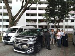 Transportasi mobil mewah di Indonesia telah mengalami perkembangan yang signifikan dalam beberapa tahun terakhir. Di tengah pertumbuhan ekonomi yang pesat, semakin banyak individu dan perusahaan yang berinvestasi dalam kendaraan premium. Mobil mewah tidak hanya menjadi simbol status sosial, tetapi juga mencerminkan gaya hidup dan kenyamanan. Di Indonesia, segmen pasar mobil mewah mulai berkembang, didorong oleh banyak faktor, seperti peningkatan daya beli masyarakat, pertumbuhan industri pariwisata, dan perubahan gaya hidup. Dalam artikel ini, kita akan membahas lebih dalam mengenai tren dan perkembangan transportasi mobil mewah di Indonesia, termasuk segmen pasar, penyewaan mobil mewah, layanan pemeliharaan dan perawatan, serta tantangan yang dihadapi di industri ini. 1. Segmen Pasar Mobil Mewah di Indonesia Dalam beberapa tahun terakhir, segmen pasar mobil mewah di Indonesia telah menunjukkan angka pertumbuhan yang mengesankan. Berbagai merek terkemuka di dunia, seperti Mercedes-Benz, BMW, Audi, dan Lexus, telah memperluas jangkauan mereka di Indonesia. Hal ini tidak terlepas dari pertumbuhan jumlah orang kaya di Indonesia yang terus meningkat. Data terbaru menunjukkan bahwa jumlah individu dengan kekayaan bersih tinggi di Indonesia terus menunjukkan tren positif, sehingga menambah permintaan akan mobil mewah. Segmentasi pasar mobil mewah di Indonesia dapat dibagi menjadi beberapa kategori, yaitu sedan mewah, SUV, dan kendaraan sport. Sedan mewah, seperti Mercedes-Benz S-Class dan BMW 7 Series, menjadi pilihan utama para eksekutif dan pebisnis. Sementara itu, SUV mewah seperti Range Rover dan Porsche Cayenne semakin diminati karena menawarkan kenyamanan dan kemampuan off-road yang lebih baik. Kendaraan sport, seperti Ferrari dan Lamborghini, juga memiliki pangsa pasar yang tersendiri, meskipun jumlah konsumennya lebih sedikit. Dalam konteks demografi, konsumen mobil mewah di Indonesia tidak hanya berasal dari kalangan pebisnis atau orang-orang kaya, tetapi juga dari kalangan selebriti dan influencer yang ingin tampil dalam gaya hidup mewah. Fenomena ini turut mendukung popularitas mobil mewah di kalangan generasi muda, yang menjadikan mobil bukan hanya sebagai alat transportasi, tetapi juga sebagai simbol status. Kondisi geografis Indonesia yang luas dan beragam juga memengaruhi pilihan konsumen dalam memilih mobil mewah. Di daerah perkotaan, konsumen lebih cenderung memilih sedan mewah yang menawarkan kenyamanan dan kemewahan. Sementara itu, di daerah yang lebih terpencil, SUV yang memiliki daya jelajah yang lebih baik menjadi pilihan utama. Dengan semakin banyaknya dealer resmi dan layanan purna jual yang berkualitas, konsumen semakin yakin untuk berinvestasi dalam mobil mewah. 2. Penyewaan Mobil Mewah di Indonesia Penyewaan mobil mewah di Indonesia telah menjadi tren yang semakin populer, terutama di kota-kota besar seperti Jakarta, Bali, dan Surabaya. Banyak layanan penyewaan mobil mewah yang menawarkan berbagai pilihan kendaraan premium untuk berbagai keperluan, mulai dari acara pernikahan, perjalanan bisnis, hingga liburan. Dengan adanya penyewaan mobil mewah, masyarakat yang mungkin belum mampu membeli mobil tersebut tetap dapat menikmati pengalaman berkendara dengan kendaraan premium. Perusahaan penyewaan mobil mewah umumnya menawarkan layanan yang lebih dari sekadar penyewaan kendaraan. Mereka sering kali menyediakan driver berpengalaman, paket layanan termasuk pengantaran dan penjemputan, serta asuransi untuk memberikan rasa aman bagi pelanggan. Salah satu keunggulan utama dari penyewaan mobil mewah adalah fleksibilitas. Pelanggan dapat memilih durasi sewa, jenis kendaraan, dan layanan tambahan sesuai kebutuhan mereka. Salah satu momen di mana penyewaan mobil mewah paling banyak diminati adalah saat pernikahan. Mobil-mobil mewah seperti Rolls Royce, Bentley, dan Lamborghini sering kali dipilih sebagai mobil pengantin untuk menambah kemewahan acara. Selain itu, dalam konteks bisnis, mobil mewah sering kali digunakan untuk mengangkut klien penting atau untuk acara perusahaan, yang memberikan kesan profesional dan eksklusif. Namun, penyewaan mobil mewah juga menghadapi tantangan. Persaingan yang ketat di industri ini memaksa perusahaan penyewaan untuk menawarkan harga yang kompetitif, sementara tetap mempertahankan kualitas layanan. Selain itu, faktor keamanan dan perawatan mobil juga menjadi perhatian utama. Pelanggan biasanya menginginkan kendaraan yang dalam kondisi prima dan aman untuk digunakan. Dengan semakin banyak pilihan layanan penyewaan mobil mewah yang tersedia, konsumen harus cermat dalam memilih. Memeriksa reputasi perusahaan penyewaan, membaca ulasan dari pelanggan sebelumnya, dan memastikan adanya kontrak yang jelas adalah langkah penting yang perlu dilakukan untuk menghindari masalah di kemudian hari. 3. Layanan Pemeliharaan dan Perawatan Mobil Mewah Setelah membeli mobil mewah, pemilik harus memperhatikan aspek pemeliharaan dan perawatan kendaraan tersebut. Mobil mewah membutuhkan perhatian khusus dibandingkan dengan kendaraan biasa. Banyak pemilik mobil mewah mengandalkan layanan purna jual dari dealer resmi untuk memastikan kendaraan mereka tetap dalam kondisi optimal. Layanan pemeliharaan dan perawatan mobil mewah biasanya mencakup pemeriksaan rutin, pergantian oli, pemeriksaan sistem rem, dan perawatan interior serta eksterior. Hal ini penting untuk menjaga nilai jual kembali kendaraan dan memastikan kenyamanan saat berkendara. Dealer resmi biasanya menyediakan tim teknisi terlatih yang memiliki pengetahuan mendalam tentang merek dan model kendaraan tertentu, sehingga pemilik tidak perlu khawatir mengenai kualitas layanan yang diberikan. Selain itu, pemilik mobil mewah juga dapat memanfaatkan layanan detailing yang lebih mendalam untuk menjaga penampilan kendaraan. Proses ini biasanya meliputi pembersihan menyeluruh, pengaplikasian lapisan pelindung cat, dan perawatan interior yang mencakup pembersihan kulit atau bahan premium lainnya. Dengan perawatan yang baik, mobil mewah tidak hanya akan tampil lebih menarik tetapi juga akan memiliki umur yang lebih panjang. Di era digital saat ini, beberapa perusahaan juga menawarkan layanan perawatan berbasis aplikasi, di mana pemilik mobil dapat memesan layanan perawatan langsung dari ponsel mereka. Hal ini memberikan kemudahan bagi pemilik untuk menjadwalkan perawatan tanpa harus menghabiskan waktu ke bengkel. Namun, perlu diingat bahwa biaya pemeliharaan mobil mewah biasanya lebih tinggi dibandingkan dengan kendaraan biasa. Oleh karena itu, calon pemilik mobil mewah harus mempertimbangkan biaya ini sebelum melakukan pembelian. Investasi dalam pemeliharaan yang tepat akan membayar kembali dalam bentuk performa optimal dan nilai jual kembali yang lebih tinggi di masa mendatang. 4. Tantangan dalam Industri Transportasi Mobil Mewah di Indonesia Meskipun industri transportasi mobil mewah di Indonesia menunjukkan tren positif, ada sejumlah tantangan yang harus dihadapi. Salah satu tantangan utama adalah infrastruktur jalan yang belum sepenuhnya mendukung. Meskipun kota-kota besar seperti Jakarta memiliki jalan yang baik, tetapi akses ke daerah-daerah terpencil sering kali sulit dan tidak memadai untuk mobil mewah. Hal ini dapat memengaruhi kenyamanan dan pengalaman berkendara. Tantangan lainnya adalah biaya kepemilikan yang tinggi. Selain harga beli yang mahal, biaya asuransi, pajak, dan pemeliharaan juga menjadi pertimbangan penting bagi calon pemilik. Banyak orang yang mungkin tertarik untuk memiliki mobil mewah tetapi merasa terbebani oleh biaya tambahan yang harus dikeluarkan. Ketidakpastian ekonomi juga menjadi tantangan yang signifikan. Krisis ekonomi yang terjadi di dalam dan luar negeri dapat berdampak pada daya beli masyarakat. Jika ekonomi melambat, penjualan mobil mewah mungkin akan terpengaruh. Oleh karena itu, produsen dan dealer mobil mewah perlu merumuskan strategi pemasaran yang efektif untuk menarik minat konsumen, terutama di masa-masa sulit. Selain itu, kesadaran lingkungan juga semakin meningkat di kalangan masyarakat. Banyak konsumen yang mulai beralih ke kendaraan ramah lingkungan, seperti mobil listrik. Hal ini memaksa produsen mobil mewah untuk beradaptasi dan menghadirkan model yang lebih berkelanjutan. Produsen yang tidak mampu berinovasi mungkin akan tertinggal di pasar yang semakin kompetitif.