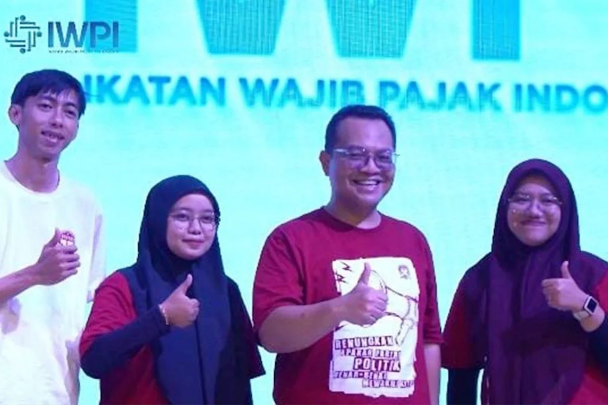 Di era digital saat ini, gadget seperti smartphone, tablet, dan perangkat elektronik lainnya telah menjadi bagian integral dari kehidupan sehari-hari masyarakat Indonesia. Namun, seiring dengan meningkatnya penggunaan gadget, perhatian terhadap pajak yang dikenakan pada produk-produk ini juga semakin meningkat. Pajak gadget di Indonesia merupakan topik yang kompleks, mencakup berbagai aspek mulai dari regulasi pajak, dampak ekonomi, hingga persepsi masyarakat. Artikel ini akan membahas secara mendalam mengenai pajak gadget di Indonesia, termasuk jenis-jenis pajak yang dikenakan, pengaruhnya terhadap industri gadget, serta tantangan dan solusi yang dihadapi dalam penerapan pajak ini. 1. Jenis-Jenis Pajak yang Dikenakan pada Gadget Pajak gadget di Indonesia mencakup beberapa jenis pajak yang berbeda. Salah satunya adalah Pajak Pertambahan Nilai (PPN) yang dikenakan pada penjualan barang dan jasa, termasuk gadget. PPN di Indonesia saat ini berkisar antara 10% dari harga jual. Pajak ini dikenakan pada semua tahap produksi dan distribusi, sehingga menjadi beban bagi konsumen akhir. Selain PPN, ada juga Pajak Penghasilan (PPh) yang diterapkan pada pendapatan yang dihasilkan oleh perusahaan-perusahaan yang memproduksi dan menjual gadget. PPh dapat beragam, tergantung pada jenis usaha dan besaran pendapatan yang diperoleh. Bagi perusahaan yang bergerak di bidang e-commerce, pajak ini juga berlaku untuk setiap transaksi yang dilakukan. Di sisi lain, pemerintah Indonesia juga menerapkan cukai pada beberapa jenis gadget, terutama yang terkait dengan teknologi tinggi dan barang-barang yang memiliki dampak lingkungan. Cukai ini dirancang untuk mengurangi penggunaan barang-barang yang berpotensi merusak lingkungan, seperti gadget yang mengandung bahan berbahaya. Regulasi pajak ini tidak hanya berlaku untuk produk lokal, tetapi juga untuk produk impor. Gadget yang diimpor ke Indonesia dikenakan bea masuk dan pajak lainnya yang dapat menambah harga jual produk di pasaran. Oleh karena itu, konsumen sering kali merasakan dampak langsung dari pajak ini melalui harga yang lebih tinggi. Pengaturan pajak gadget di Indonesia diharapkan dapat meningkatkan pendapatan negara dan mendukung pengembangan industri dalam negeri. Namun, di sisi lain, ada kekhawatiran bahwa pajak yang tinggi dapat menghambat pertumbuhan industri gadget lokal dan membuat produk asing lebih kompetitif. 2. Dampak Pajak Gadget Terhadap Industri Pajak yang dikenakan pada gadget memiliki dampak signifikan terhadap industri teknologi di Indonesia. Salah satu dampak utama adalah peningkatan harga jual produk. Ketika pajak dikenakan, produsen biasanya akan membebankan biaya tersebut kepada konsumen, sehingga harga akhir gadget menjadi lebih mahal. Hal ini dapat mempengaruhi daya beli masyarakat, terutama bagi kalangan menengah ke bawah yang mungkin tidak mampu membeli gadget terbaru. Dampak lain dari pajak gadget adalah pada inovasi dan pengembangan produk. Dengan pajak yang tinggi, perusahaan mungkin akan lebih berhati-hati dalam berinvestasi pada penelitian dan pengembangan (R&D) untuk menciptakan produk baru. Inovasi di sektor gadget yang sangat kompetitif ini penting untuk menjaga daya saing, tetapi pajak yang tinggi dapat menjadi penghalang bagi perusahaan untuk mengekspansi dan berinovasi lebih lanjut. Selain itu, pajak gadget juga mempengaruhi kebijakan pemasaran perusahaan. Banyak perusahaan gadget terpaksa mencari cara untuk mengurangi biaya produksi dan menawarkan harga yang lebih kompetitif. Ini dapat mengarah pada pengurangan kualitas produk atau penggunaan bahan yang lebih murah, yang pada akhirnya dapat merugikan konsumen. Namun, ada juga pandangan positif mengenai pajak gadget. Pajak yang dikumpulkan dapat digunakan untuk pengembangan infrastruktur teknologi di Indonesia, yang pada gilirannya dapat meningkatkan aksesibilitas teknologi bagi masyarakat. Selain itu, penerapan pajak yang tepat juga dapat mendorong produsen untuk lebih memperhatikan aspek keberlanjutan dan ramah lingkungan dalam produksi gadget. 3. Persepsi Masyarakat Terhadap Pajak Gadget Persepsi masyarakat terhadap pajak gadget di Indonesia cukup beragam. Banyak konsumen merasa bahwa pajak yang tinggi membuat produk teknologi menjadi tidak terjangkau. Apalagi, generasi muda yang sangat bergantung pada gadget untuk kegiatan sehari-hari, seperti belajar dan bekerja, merasakan dampak langsung dari harga yang semakin mahal. Di sisi lain, ada juga segmen masyarakat yang memahami pentingnya pajak dalam pembangunan negara. Mereka menyadari bahwa pajak yang dibayarkan akan kembali ke masyarakat dalam bentuk layanan publik, infrastruktur, dan program-program pemerintah lainnya. Kesadaran akan pentingnya kontribusi pajak ini dapat menjadi pendorong bagi masyarakat untuk lebih menerima pajak sebagai bagian dari biaya kepemilikan gadget. Namun, masih banyak masyarakat yang kurang memahami mekanisme pajak gadget dan bagaimana pajak tersebut digunakan oleh pemerintah. Edukasi mengenai pajak dan manfaatnya bagi masyarakat perlu ditingkatkan. Dengan pemahaman yang lebih baik, masyarakat diharapkan dapat melihat pajak tidak hanya sebagai beban, tetapi juga sebagai investasi untuk masa depan. Kritik juga sering muncul terkait transparansi penggunaan pajak, di mana masyarakat merasa tidak mendapatkan informasi yang cukup mengenai bagaimana pajak dari gadget mereka digunakan. Hal ini dapat menimbulkan distrust terhadap pemerintah dan membuat masyarakat merasa enggan untuk membayar pajak. 4. Tantangan dan Solusi dalam Penerapan Pajak Gadget Penerapan pajak gadget di Indonesia menghadapi berbagai tantangan yang perlu diatasi. Salah satu tantangan utama adalah tingginya tingkat ketidakpatuhan pajak. Banyak perusahaan, terutama yang beroperasi di sektor e-commerce, mungkin tidak sepenuhnya melaporkan pendapatan atau pajak yang seharusnya dibayarkan. Ini dapat merugikan pendapatan negara dan menciptakan ketidakadilan bagi perusahaan yang mematuhi regulasi. Tantangan lainnya adalah adanya produk gadget ilegal atau bajakan yang beredar di pasaran. Produk-produk ini sering kali tidak dikenakan pajak, sehingga menciptakan persaingan yang tidak sehat bagi produk-produk resmi yang telah membayar pajak. Pemerintah perlu melakukan pengawasan yang lebih ketat terhadap barang-barang ilegal ini untuk melindungi industri dalam negeri dan memastikan keadilan bagi semua pelaku usaha. Solusi untuk mengatasi tantangan ini mencakup peningkatan teknologi dalam sistem pemungutan pajak, sehingga proses pengawasan dapat dilakukan dengan lebih efisien. Selain itu, pemerintah harus meningkatkan edukasi kepada masyarakat dan pelaku industri mengenai pentingnya pembayaran pajak serta manfaat yang bisa diperoleh dari pajak yang dibayarkan. Pemerintah juga dapat berkolaborasi dengan perusahaan teknologi untuk menciptakan platform yang transparan dalam pelaporan pajak. Ini tidak hanya akan meningkatkan kepatuhan pajak, tetapi juga membangun kepercayaan masyarakat terhadap sistem perpajakan yang ada.