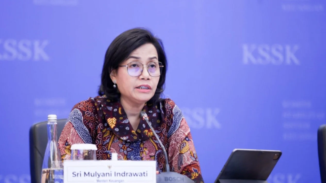 Pertumbuhan ekonomi adalah indikator penting yang mencerminkan kinerja suatu negara dalam mengelola sumber daya dan meningkatkan kesejahteraan masyarakat. Menjelang tahun 2024, banyak ekonom dan analis pasar mulai mempertimbangkan berbagai faktor yang dapat memengaruhi laju pertumbuhan ekonomi global dan domestik. Prediksi yang muncul menunjukkan bahwa pertumbuhan ekonomi di tahun 2024 mungkin akan lebih rendah dibandingkan tahun ini. Berbagai faktor seperti inflasi, kebijakan moneter, geopolitik, dan perubahan iklim menjadi perhatian utama. Artikel ini akan membahas secara mendalam empat aspek penting yang dapat memengaruhi prediksi pertumbuhan ekonomi 2024: Inflasi dan Kebijakan Moneter, Dampak Geopolitik, Perubahan Iklim dan Ketahanan Ekonomi, serta Perkembangan Teknologi dan Inovasi. 1. Inflasi dan Kebijakan Moneter Inflasi adalah salah satu faktor yang paling memengaruhi pertumbuhan ekonomi. Tahun ini, banyak negara menghadapi lonjakan inflasi akibat pemulihan pasca-pandemi, gangguan rantai pasokan, dan lonjakan harga energi. Ketika inflasi meningkat, bank sentral sering kali merespons dengan menaikkan suku bunga untuk mengendalikan laju inflasi. Kenaikan suku bunga dapat memiliki dampak yang signifikan terhadap investasi dan belanja konsumen. Sebagai contoh, bila suku bunga dinaikkan, biaya pinjaman akan meningkat. Hal ini dapat menurunkan minat masyarakat dan perusahaan untuk meminjam uang untuk belanja atau investasi. Jika belanja konsumen dan investasi menurun, maka pertumbuhan ekonomi pun akan melambat. Di sisi lain, jika bank sentral tidak menaikkan suku bunga, inflasi bisa terus berlanjut, yang pada gilirannya dapat mengikis daya beli masyarakat dan berisiko merusak stabilitas ekonomi jangka panjang. Melihat tren inflasi global dan kebijakan moneter yang diambil oleh berbagai negara, dapat diprediksi bahwa 2024 akan menghadapi tantangan serupa, yang dapat mengarah pada pertumbuhan ekonomi yang lebih lambat dibandingkan tahun ini. Perlu dicatat bahwa setiap negara akan memiliki kondisi unik yang mempengaruhi dampak inflasi, sehingga prediksi pertumbuhan ekonomi perlu dilakukan dengan pendekatan yang lebih spesifik. 2. Dampak Geopolitik Situasi geopolitik saat ini semakin kompleks dan banyak yang berpendapat bahwa hal ini dapat memengaruhi pertumbuhan ekonomi global. Ketegangan antara negara-negara besar, seperti Amerika Serikat dan China, serta konflik regional di berbagai belahan dunia dapat menciptakan ketidakpastian yang berpotensi menghambat investasi. Ketika perusahaan menghadapi ketidakpastian geopolitik, mereka cenderung menunda keputusan investasi. Hal ini dapat berdampak langsung pada pertumbuhan ekonomi karena investasi adalah salah satu pendorong utama pertumbuhan. Selain itu, ketegangan politik dapat memicu gangguan perdagangan internasional, yang berdampak pada arus barang dan jasa, serta mengganggu rantai pasokan global. Dampak dari geopolitik ini bisa sangat signifikan. Misalnya, jika terjadi konflik militer atau sanksi ekonomi, negara-negara yang terlibat akan mengalihkan sumber daya untuk mempertahankan diri, bukannya untuk pertumbuhan. Oleh karena itu, penting untuk memantau perkembangan geopolitik dan dampaknya pada ekonomi global serta domestik saat memasuki tahun 2024. 3. Perubahan Iklim dan Ketahanan Ekonomi Perubahan iklim telah menjadi isu global yang semakin mendesak. Dengan fenomena cuaca ekstrem yang semakin sering terjadi, banyak negara dihadapkan pada tantangan dalam menjaga pertumbuhan ekonomi yang berkelanjutan. Bencana alam seperti banjir, kekeringan, dan badai dapat menghancurkan infrastruktur dan mengganggu kegiatan ekonomi. Negara-negara yang tidak dapat beradaptasi atau memitigasi dampak perubahan iklim berisiko mengalami kerugian ekonomi yang signifikan. Ketidakpastian yang ditimbulkan oleh perubahan iklim dapat menjadi penghalang bagi investor. Mereka mungkin enggan berinvestasi di daerah yang dianggap rawan bencana. Oleh karena itu, untuk meningkatkan ketahanan ekonomi, banyak negara perlu mengambil langkah-langkah proaktif dalam merencanakan pembangunan yang berkelanjutan dan memfokuskan sumber daya pada mitigasi perubahan iklim. Di tahun 2024, efek dari perubahan iklim ini dapat sangat terasa. Jika negara-negara tidak berhasil dalam upaya adaptasi dan mitigasi, maka pertumbuhan ekonomi di tahun-tahun mendatang bisa lebih rendah akibat biaya pemulihan dari bencana alam yang terus meningkat. 4. Perkembangan Teknologi dan Inovasi Di tengah tantangan yang ada, perkembangan teknologi dan inovasi tetap menjadi pendorong penting bagi pertumbuhan ekonomi. Transformasi digital yang dipercepat selama pandemi telah menciptakan peluang baru bagi bisnis untuk beradaptasi dan berkembang. Namun, ada juga risiko yang muncul. Misalnya, perusahaan yang tidak dapat beradaptasi dengan teknologi baru berisiko tertinggal, yang dapat berdampak negatif pada pertumbuhan ekonomi. Selain itu, adopsi teknologi baru sering kali membutuhkan investasi awal yang besar. Dalam kondisi inflasi dan ketidakpastian geopolitik, perusahaan mungkin ragu untuk melakukan investasi tersebut. Jika perusahaan-perusahaan besar menunda inovasi dan investasi, maka potensi pertumbuhan ekonomi juga dapat menurun. Namun, jika negara-negara berhasil menciptakan lingkungan yang kondusif bagi inovasi dan teknologi, maka ada kemungkinan untuk melihat pertumbuhan yang lebih baik di masa depan. Oleh karena itu, sangat penting untuk memantau perkembangan ini seiring dengan memasuki tahun 2024, karena dapat menjadi faktor penentu dalam menentukan arah pertumbuhan ekonomi.