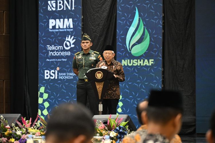 Ekonomi syariah merupakan suatu sistem ekonomi yang berlandaskan pada prinsip-prinsip syariah Islam, yang tidak hanya menekankan pada aspek kehalalan dan larangan riba, namun juga mengintegrasikan tanggung jawab sosial dan lingkungan. Dalam konteks ini, pemanfaatan sumber daya alam (SDA) secara wajar menjadi hal yang sangat penting. Wakil Presiden Republik Indonesia, Ma'ruf Amin, menekankan bahwa pemanfaatan SDA harus dilakukan dengan bijak dan berkelanjutan, agar generasi mendatang juga dapat menikmati hasilnya. Prinsip ini merupakan inti dari ekonomi syariah yang tidak hanya memperhatikan aspek keuntungan jangka pendek, tetapi juga keberlanjutan dan kesejahteraan masyarakat secara keseluruhan. Dalam artikel ini, kita akan menjelajahi lebih dalam mengenai pemanfaatan SDA secara wajar dalam ekonomi syariah, dengan membahas empat sub judul yang meliputi: Prinsip-prinsip Ekonomi Syariah, Tantangan dalam Pemanfaatan SDA, Peran Pemerintah dan Masyarakat, serta Studi Kasus Pemanfaatan SDA yang Berkelanjutan. Prinsip-prinsip Ekonomi Syariah Ekonomi syariah memiliki beberapa prinsip dasar yang membedakannya dari sistem ekonomi konvensional. Salah satu prinsip utama adalah larangan terhadap riba, yang berarti bahwa setiap bentuk pinjaman yang mengenakan bunga adalah tidak diperbolehkan. Selain itu, ekonomi syariah juga menekankan keadilan dan keseimbangan dalam transaksi ekonomi. Dalam konteks pemanfaatan SDA, prinsip keadilan ini berarti bahwa sumber daya alam harus dikelola dengan cara yang tidak merugikan pihak manapun, baik itu masyarakat lokal, lingkungan, maupun generasi yang akan datang. Prinsip keberlanjutan juga sangat penting dalam ekonomi syariah. Pemanfaatan SDA tidak boleh dilakukan secara sembarangan, melainkan harus memperhatikan dampak jangka panjang. Hal ini sejalan dengan ajaran Islam yang mengajarkan untuk tidak berbuat kerusakan di bumi. Dalam konteks ini, pengelolaan sumber daya alam secara bijaksana berarti memanfaatkan sumber daya tersebut sesuai dengan kebutuhan dan tidak melebihi kapasitasnya. Selanjutnya, transparansi dan akuntabilitas merupakan prinsip yang sangat ditekankan dalam ekonomi syariah. Setiap transaksi yang melibatkan SDA harus dilakukan secara terbuka dan dapat dipertanggungjawabkan. Dengan prinsip ini, masyarakat dapat mengetahui bagaimana sumber daya alam dikelola dan digunakan, sehingga akan tercipta rasa kepercayaan dan partisipasi dari masyarakat dalam pengelolaan SDA. Tantangan dalam Pemanfaatan Sumber Daya Alam Meskipun prinsip-prinsip ekonomi syariah sangat mendukung pemanfaatan SDA secara wajar, namun terdapat berbagai tantangan yang harus dihadapi. Salah satu tantangan utama adalah konflik kepentingan antara pengusaha dan masyarakat. Dalam banyak kasus, pengusaha seringkali lebih mementingkan keuntungan jangka pendek, sehingga mengabaikan dampak negatif terhadap masyarakat dan lingkungan. Hal ini dapat menyebabkan kerusakan lingkungan, seperti penebangan hutan secara liar, pencemaran air, dan hilangnya keanekaragaman hayati. Selain itu, regulasi yang lemah juga menjadi salah satu penyebab pemanfaatan SDA yang tidak berkelanjutan. Banyak negara, termasuk Indonesia, seringkali mengalami kesulitan dalam menegakkan hukum dan regulasi yang ada. Dalam hal ini, pemerintah perlu memperkuat sistem pengawasan dan penegakan hukum untuk memastikan bahwa pemanfaatan SDA dilakukan sesuai dengan prinsip syariah. Tantangan lainnya adalah kurangnya kesadaran masyarakat tentang pentingnya pemanfaatan SDA secara berkelanjutan. Banyak masyarakat yang masih beranggapan bahwa SDA adalah sumber daya yang tidak terbatas, sehingga mereka cenderung mengeksploitasi sumber daya tersebut tanpa mempertimbangkan dampak jangka panjang. Oleh karena itu, pendidikan dan sosialisasi tentang pentingnya menjaga dan memanfaatkan SDA secara bijak perlu ditingkatkan. Peran Pemerintah dan Masyarakat Dalam rangka mengatasi tantangan-tantangan tersebut, baik pemerintah maupun masyarakat memiliki peran yang sangat penting. Pemerintah sebagai pemangku kebijakan harus mengembangkan regulasi yang mendukung pemanfaatan SDA secara berkelanjutan. Ini termasuk menciptakan insentif bagi perusahaan yang menerapkan praktik-praktik ramah lingkungan dan memberikan sanksi bagi mereka yang melanggar aturan. Selain itu, pemerintah juga perlu berkolaborasi dengan masyarakat dalam pengelolaan SDA. Pelibatan masyarakat dalam pengambilan keputusan terkait pemanfaatan SDA dapat meningkatkan rasa memiliki dan tanggung jawab mereka terhadap sumber daya tersebut. Masyarakat juga harus diberdayakan melalui pendidikan dan pelatihan, agar mereka dapat memahami cara-cara yang baik dalam memanfaatkan SDA. Di sisi lain, masyarakat juga harus berperan aktif dalam mengawasi pemanfaatan SDA di daerah mereka. Dengan meningkatkan kesadaran akan pentingnya menjaga lingkungan dan keberlanjutan SDA, masyarakat dapat berkontribusi dalam pengawalan terhadap tindakan-tindakan yang merugikan. Studi Kasus Pemanfaatan Sumber Daya Alam yang Berkelanjutan Sebagai contoh nyata dari pemanfaatan SDA yang berkelanjutan, kita dapat melihat program-program pengelolaan hutan berbasis masyarakat yang telah diterapkan di beberapa daerah di Indonesia. Program ini melibatkan masyarakat lokal dalam pengelolaan hutan, sehingga mereka dapat mendapatkan manfaat ekonomi tanpa merusak lingkungan. Melalui program ini, masyarakat diajarkan cara-cara untuk menanam pohon, menjaga keanekaragaman hayati, dan mengelola hasil hutan secara berkelanjutan. Studi kasus lainnya adalah program pengolahan limbah menjadi energi terbarukan. Beberapa daerah di Indonesia telah berhasil mengubah limbah menjadi sumber energi alternatif, yang tidak hanya membantu mengurangi pencemaran, tetapi juga memberikan pendapatan tambahan bagi masyarakat. Ini adalah contoh nyata bagaimana pemanfaatan SDA dapat dilakukan secara berkelanjutan dan sejalan dengan prinsip-prinsip ekonomi syariah.