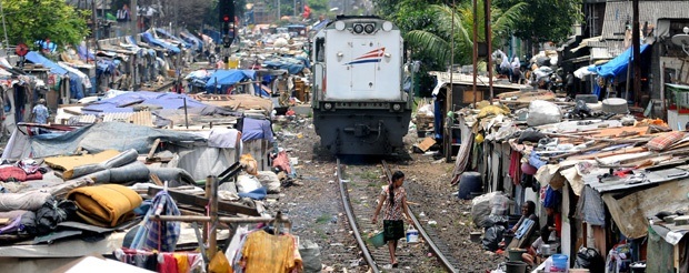 Perekonomian Indonesia merupakan salah satu yang terbesar di Asia Tenggara, dengan potensi yang sangat besar berkat sumber daya alam yang melimpah, populasi yang besar, serta pertumbuhan sektor-sektor industri yang cukup pesat. Namun, di balik potensi tersebut, Indonesia masih dihadapkan pada berbagai masalah perekonomian yang mendalam dan kompleks. Permasalahan ini tidak hanya mengganggu pertumbuhan ekonomi nasional, tetapi juga berdampak langsung pada kesejahteraan masyarakat. Dalam artikel ini, kita akan membahas empat masalah utama yang dihadapi perekonomian Indonesia, yakni ketidakmerataan pembangunan, pengangguran, inflasi, dan korupsi. 1. Ketidakmerataan Pembangunan Ketidakmerataan pembangunan di Indonesia adalah salah satu masalah perekonomian yang paling mendesak. Meskipun beberapa wilayah, terutama di Pulau Jawa, mengalami pertumbuhan ekonomi yang pesat, banyak daerah lain, terutama di luar Jawa, masih terjebak dalam kemiskinan dan keterbelakangan. Hal ini menyebabkan kesenjangan ekonomi yang signifikan antar wilayah, yang berdampak pada kualitas hidup masyarakat. Pembangunan yang tidak merata sering kali disebabkan oleh berbagai faktor, termasuk kurangnya infrastruktur, akses pendidikan yang terbatas, dan minimnya investasi di daerah-daerah terpencil. Misalnya, daerah-daerah di Indonesia Timur, seperti Papua dan Nusa Tenggara, sering kali tidak mendapatkan perhatian yang sama dari pemerintah dibandingkan dengan daerah-daerah di Pulau Jawa. Hal ini mengakibatkan ketidakadilan dalam distribusi sumber daya dan kesempatan. Pemerintah telah berusaha untuk mengatasi masalah ini melalui program-program pembangunan yang menyasar daerah terpencil, tetapi masih banyak tantangan yang harus dihadapi. Salah satunya adalah sulitnya menarik investasi ke daerah-daerah tersebut, karena infrastruktur yang kurang memadai dan risiko bisnis yang tinggi. Selain itu, terdapat pula masalah di sektor pendidikan, di mana banyak daerah tidak memiliki akses yang memadai terhadap pendidikan berkualitas, sehingga menciptakan siklus kemiskinan yang sulit untuk diputus. Masyarakat juga sering kali tidak memiliki pengetahuan yang cukup mengenai bagaimana memanfaatkan sumber daya lokal mereka secara optimal. Oleh karena itu, penting bagi pemerintah dan lembaga swasta untuk bekerja sama dalam menciptakan program-program pelatihan dan pengembangan kapasitas yang dapat meningkatkan kualitas sumber daya manusia di daerah-daerah tertinggal. Mengatasi ketidakmerataan pembangunan tidak hanya penting untuk meningkatkan pertumbuhan ekonomi, tetapi juga untuk menciptakan stabilitas sosial. Ketidakadilan dalam distribusi kekayaan dan kesempatan dapat menimbulkan ketidakpuasan di kalangan masyarakat, yang pada gilirannya dapat memicu konflik dan gangguan sosial lainnya. 2. Pengangguran Pengangguran adalah masalah perekonomian lainnya yang sangat signifikan di Indonesia. Meskipun tingkat pengangguran telah menunjukkan tren penurunan dalam beberapa tahun terakhir, jumlah pengangguran tetap tinggi, terutama di kalangan angkatan kerja muda. Faktor-faktor yang menyebabkan pengangguran di Indonesia sangat kompleks dan beragam. Salah satu faktor utama adalah ketidaksesuaian antara keterampilan yang dimiliki oleh pencari kerja dengan kebutuhan industri. Banyak lulusan perguruan tinggi yang tidak memiliki keterampilan praktis yang dibutuhkan oleh perusahaan, sehingga kesulitan dalam mendapatkan pekerjaan. Selain itu, banyak pekerja terampil yang mengalami kesulitan untuk menemukan pekerjaan yang sesuai dengan keahlian mereka, terutama di daerah-daerah yang kurang berkembang. Di sisi lain, pertumbuhan ekonomi yang tidak seimbang juga berkontribusi terhadap masalah pengangguran. Di sektor-sektor tertentu, seperti teknologi informasi dan komunikasi, ada permintaan yang tinggi terhadap tenaga kerja, sementara sektor lainnya justru mengalami pengurangan tenaga kerja. Hal ini menciptakan tantangan bagi pemerintah dalam menciptakan lapangan kerja yang cukup bagi angkatan kerja yang terus bertambah. Pengangguran juga dipengaruhi oleh faktor-faktor eksternal, seperti kondisi ekonomi global. Ketika kondisi ekonomi di negara-negara lain mengalami penurunan, banyak perusahaan yang memilih untuk mengurangi jumlah tenaga kerja mereka. Hal ini tentu saja berdampak pada perekonomian Indonesia, yang masih bergantung pada ekspor komoditas. Untuk mengatasi masalah pengangguran, pemerintah perlu melakukan reformasi di sektor pendidikan dan pelatihan. Program-program pelatihan yang menyasar keterampilan yang dibutuhkan oleh industri harus diperkuat, serta kerja sama antara dunia pendidikan dan dunia usaha perlu ditingkatkan. Selain itu, menciptakan lingkungan yang kondusif bagi pertumbuhan usaha kecil dan menengah juga dapat membantu menciptakan lapangan kerja baru. 3. Inflasi Inflasi merupakan masalah perekonomian yang sering kali menghantui Indonesia. Meskipun pemerintah memiliki kebijakan moneter yang bertujuan untuk mengendalikan inflasi, fluktuasi harga barang dan jasa tetap menjadi tantangan yang sulit dihadapi. Inflasi yang tinggi dapat merugikan daya beli masyarakat, terutama bagi mereka yang berpenghasilan rendah. Salah satu penyebab inflasi di Indonesia adalah ketergantungan pada impor, terutama untuk barang-barang kebutuhan pokok. Kenaikan harga barang internasional, seperti minyak dan bahan pangan, dapat berimbas langsung pada harga barang di dalam negeri. Selain itu, masalah distribusi dan logistik yang kurang efisien juga dapat menyebabkan lonjakan harga. Faktor lain yang turut berkontribusi terhadap inflasi adalah kebijakan fiskal dan moneter. Jika pemerintah meningkatkan pengeluaran tanpa diimbangi dengan pendapatan yang memadai, hal ini dapat menyebabkan inflasi. Demikian pula, kebijakan suku bunga yang rendah dapat mendorong pertumbuhan kredit, yang berpotensi membuat inflasi semakin tinggi. Pemerintah perlu mengambil langkah-langkah yang tepat untuk mengendalikan inflasi. Salah satunya adalah dengan meningkatkan produksi dalam negeri agar tidak terlalu bergantung pada impor. Pengembangan sektor pertanian dan industri lokal harus didorong agar masyarakat dapat membeli barang-barang dengan harga yang lebih terjangkau. Selain itu, transparansi dalam sistem distribusi dan pengendalian harga juga perlu diperkuat. Dengan menjaga kestabilan harga barang dan jasa, diharapkan daya beli masyarakat dapat terjaga, dan perekonomian dapat berjalan dengan lebih lancar. 4. Korupsi Korupsi adalah salah satu masalah perekonomian yang sangat merugikan Indonesia. Praktik korupsi tidak hanya menghambat pertumbuhan ekonomi, tetapi juga merusak kepercayaan masyarakat terhadap pemerintah dan institusi publik. Dalam banyak kasus, dana yang seharusnya digunakan untuk pembangunan infrastruktur dan pelayanan publik justru disalahgunakan oleh oknum-oknum tertentu. Korupsi sering kali terjadi dalam proses pengadaan barang dan jasa, di mana beberapa pihak berusaha untuk memperoleh keuntungan pribadi dengan cara yang tidak etis. Selain itu, korupsi juga dapat muncul dalam bentuk suap kepada pejabat publik untuk mendapatkan izin atau mempermudah proses birokrasi. Dampak korupsi sangat luas, mulai dari peningkatan biaya proyek-proyek pembangunan hingga berkurangnya kualitas layanan publik. Korupsi juga menciptakan ketidakadilan dalam distribusi sumber daya, di mana hanya kelompok tertentu yang dapat menikmati keuntungan dari kebijakan pemerintah. Pemerintah Indonesia telah melakukan berbagai upaya untuk memberantas korupsi, termasuk membentuk Komisi Pemberantasan Korupsi (KPK). Namun, tantangan yang dihadapi sangat besar, terutama terkait dengan budaya korupsi yang telah mengakar. Edukasi dan peningkatan kesadaran masyarakat mengenai bahaya korupsi harus dilakukan secara berkelanjutan. Transparansi dalam pengelolaan anggaran publik dan penguatan lembaga pengawas juga sangat penting untuk meminimalisir praktik korupsi. Dengan menciptakan sistem yang lebih terbuka dan akuntabel, diharapkan dapat mendorong partisipasi masyarakat dalam pengawasan dan laporan terhadap praktik korupsi.