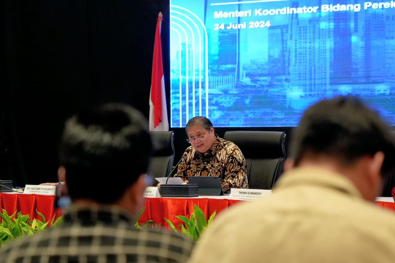 Ekonomi global saat ini menghadapi berbagai tantangan yang kompleks, mulai dari inflasi yang tinggi, gangguan rantai pasokan, hingga ketegangan geopolitik. Di tengah ketidakpastian ini, Indonesia sebagai negara dengan ekonomi terbesar di Asia Tenggara menunjukkan tanda-tanda ketahanan yang mengesankan. Fundamental ekonomi yang kuat menjadi penopang utama dalam menghadapi risiko-risiko global ini. Dalam artikel ini, kita akan membahas empat aspek penting yang menunjukkan bahwa fundamental ekonomi Indonesia terjaga dengan baik dan memberikan optimisme bagi masa depan ekonomi nasional. 1. Pertumbuhan Ekonomi yang Stabil Indonesia telah menunjukkan pertumbuhan ekonomi yang stabil meskipun banyak negara mengalami kontraksi akibat dampak pandemi COVID-19. Menurut Bank Dunia, pertumbuhan ekonomi Indonesia mencapai 5,6% pada tahun 2022 dan diproyeksikan akan terus meningkat pada tahun-tahun mendatang. Pertumbuhan ini didorong oleh sektor-sektor kunci seperti industri manufaktur, pertanian, dan jasa. Sektor manufaktur, misalnya, mendapatkan dorongan dari investasi asing yang terus mengalir, terutama dalam sektor teknologi dan infrastruktur. Pembangunan infrastruktur yang masif juga berkontribusi pada efisiensi logistik dan akses pasar, mendorong pertumbuhan ekonomi daerah. Di sisi lain, sektor pertanian tetap menjadi tulang punggung ekonomi, terutama dalam menyediakan lapangan kerja dan memastikan ketahanan pangan. Dengan adanya rencana pemerintah untuk mengembangkan kawasan ekonomi khusus dan insentif bagi investor, optimisme terhadap pertumbuhan ekonomi Indonesia semakin meningkat. Selain itu, upaya diversifikasi ekonomi dan pengembangan sumber daya manusia juga menjadi fokus utama pemerintah untuk memastikan pertumbuhan yang berkelanjutan. 2. Stabilitas Inflasi dan Kebijakan Moneter Inflasi yang terjaga menjadi salah satu indikator penting dalam menilai kesehatan ekonomi suatu negara. Pemerintah Indonesia melalui Bank Indonesia (BI) telah berhasil menjaga tingkat inflasi pada level yang terkendali. Kebijakan moneter yang prudent dan responsif menjadi kunci dalam pengendalian inflasi. Dalam beberapa tahun terakhir, inflasi Indonesia berkisar antara 3% hingga 4%, yang berada dalam target BI. Stabilitas harga ini tidak hanya memberikan kepastian bagi konsumen dan pelaku usaha, tetapi juga menciptakan iklim investasi yang kondusif. Kebijakan suku bunga yang fleksibel dan responsif terhadap dinamika ekonomi global menjadi salah satu langkah strategis dalam menjaga stabilitas inflasi. Di samping itu, BI juga aktif dalam mengawasi fluktuasi nilai tukar rupiah agar tetap stabil. Kestabilan nilai tukar rupiah berperan penting dalam menjaga daya saing produk Indonesia di pasar internasional. Dengan demikian, stabilitas inflasi dan kebijakan moneter yang tepat menjadi dua pilar penting dalam menjaga fundamental ekonomi Indonesia di tengah ketidakpastian global. 3. Ketahanan Sektor Perbankan dan Keuangan Sektor perbankan Indonesia telah menunjukkan ketahanan yang kuat meskipun menghadapi berbagai tantangan. Rasio kecukupan modal (CAR) perbankan tetap berada di atas 15%, jauh di atas ketentuan minimum yang ditetapkan oleh Otoritas Jasa Keuangan (OJK). Selain itu, rasio kredit bermasalah (NPL) juga terjaga di level yang rendah, mencerminkan kualitas aset yang baik dan manajemen risiko yang prudent. Dalam menghadapi ketidakpastian global, sektor perbankan juga telah melakukan berbagai upaya untuk meningkatkan likuiditas dan efisiensi. Mendorong penggunaan teknologi dalam perbankan digital, misalnya, memberikan kemudahan akses layanan keuangan bagi masyarakat dan pelaku usaha. Inovasi dalam produk dan layanan keuangan semakin memperkuat posisi sektor perbankan Indonesia di tengah persaingan global. Pentingnya inklusi keuangan juga menjadi perhatian pemerintah dan lembaga keuangan. Melalui berbagai program, pemerintah berupaya untuk meningkatkan akses masyarakat terhadap layanan keuangan, terutama di daerah-daerah terpencil. Dengan demikian, ketahanan sektor perbankan dan keuangan tidak hanya berpengaruh pada stabilitas ekonomi, tetapi juga pada pertumbuhan ekonomi yang inklusif dan berkelanjutan. 4. Diversifikasi Ekonomi dan Investasi Asing Diversifikasi ekonomi merupakan kunci utama dalam menghadapi risiko ketidakpastian global. Indonesia telah berhasil mengurangi ketergantungan pada sektor-sektor tradisional seperti minyak dan gas dengan meningkatkan kontribusi sektor lain, seperti teknologi informasi, pariwisata, dan industri kreatif. Investasi asing langsung (FDI) juga menunjukkan tren positif, dengan banyak investor asing yang tertarik untuk berinvestasi di Indonesia. Pemerintah telah melakukan berbagai reformasi untuk mempermudah proses investasi, termasuk penyederhanaan regulasi dan penawaran insentif bagi investor. Dengan adanya kebijakan ini, Indonesia diharapkan dapat menarik lebih banyak investasi yang akan berkontribusi pada pertumbuhan ekonomi dan penciptaan lapangan kerja. Sektor pariwisata, yang sempat terpukul akibat pandemi, kini mulai bangkit kembali dengan berbagai program promosi yang menarik perhatian wisatawan domestik dan internasional. Diversifikasi dalam sektor energi terbarukan juga semakin dikembangkan, sejalan dengan komitmen Indonesia untuk mengurangi emisi karbon dan beralih ke energi yang lebih ramah lingkungan. Dengan langkah-langkah strategis ini, Indonesia tidak hanya mampu bertahan di tengah ketidakpastian global, tetapi juga menuju perkembangan ekonomi yang lebih berkelanjutan dan inklusif.